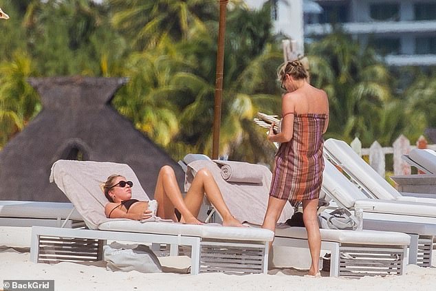 بدت كيت وليلى مرتاحتين أثناء نزهتهما على الشاطئ