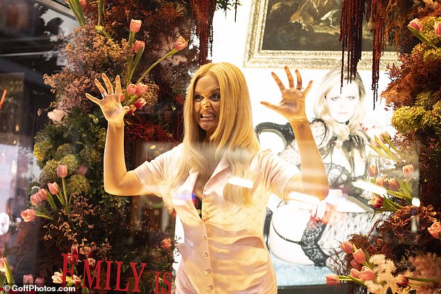 وقال أحد المطلعين لصحيفة The Mail: 