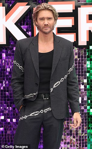 شارك مشاهير مثل تشاد مايكل موراي وجينيفر جارنر تعازيهم في قسم التعليقات عندما ردوا على الخسارة