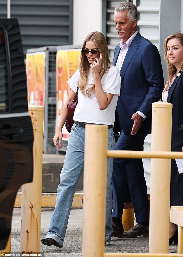 كشفت مارجوت عن جمالها الطبيعي من خلال وضع أي مكياج على وجهها