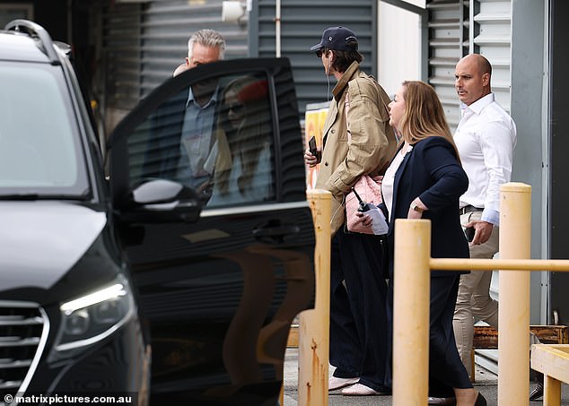 غادرت مارجوت وجاكوب المطار في سيارتين منفصلتين بعد السفر معًا