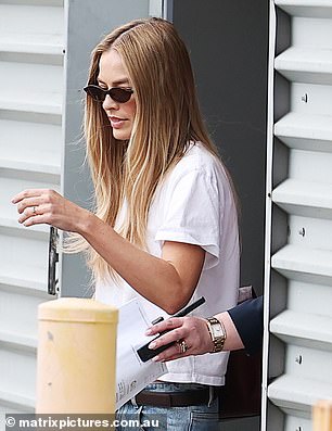 وكان نجم هوليوود برفقة حارس أمن عبر المحطة