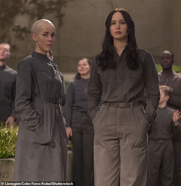 أحد أشهر أدوار مالون هو عندما لعبت دور البطولة إلى جانب جينيفر لورانس في سلسلة ألعاب الجوع؛ في الصورة في The Hunger Games: Mockingjay - Part 2 في فيلم عام 2015