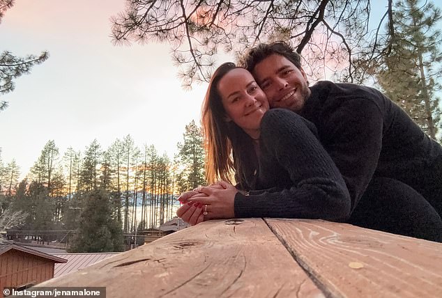 وأظهرت إحدى اللقطات الزوجين وهما يحتضنان غروب الشمس في الخلفية أثناء احتفالهما بخطوبتهما وأظهر مالون خاتم الخطوبة الماسي