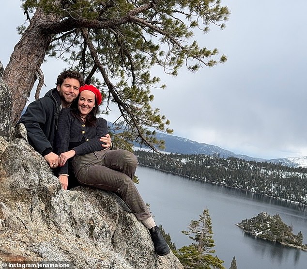 شاركت هي وزميلها الممثل جاك باكلي منشورًا مشتركًا على Instagram يحتوي على صور لإجازتهم الريفية المثالية حيث طرح السؤال