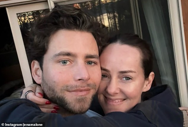 شارك الزوجان أيضًا العديد من صور السيلفي المبتسمة في المنشور كاشفة عن أخبارهما المثيرة