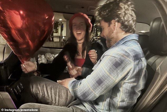 كما قاموا بتضمين صورة ما بعد الزواج حيث يبدو أنه فاجأها بالشمبانيا وبالون على شكل قلب وزهور.