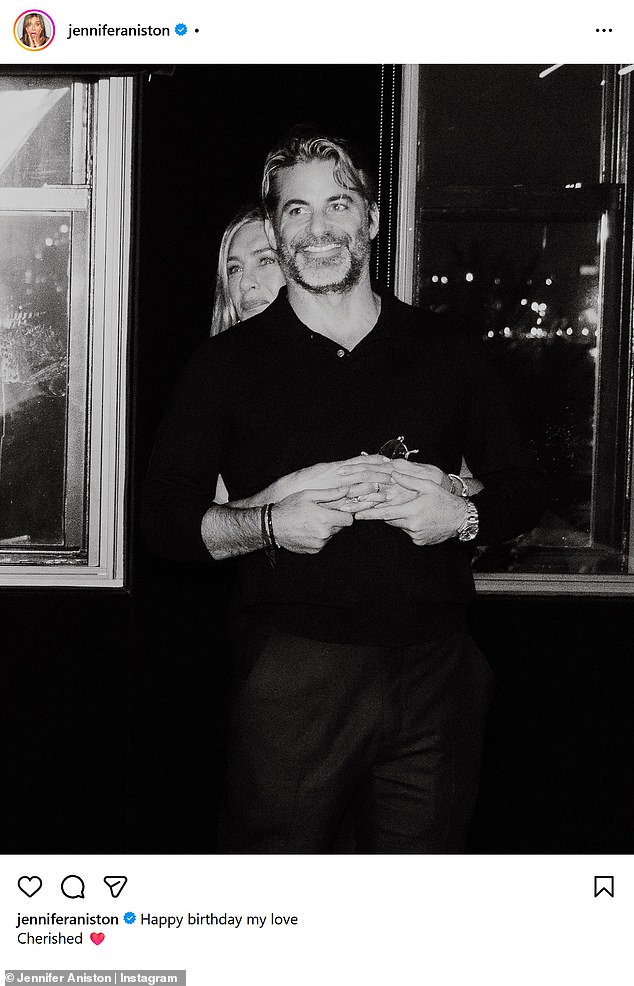 أصبح الزوجان رسميًا على Instagram في نوفمبر الماضي، عندما اتصل كيرتس بعيد ميلاده الخمسين. واحتفلت بطريقة مماثلة، وشاركت صورة لهما بالأبيض والأسود من حفله