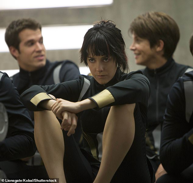 لقد صورت القنبلة النارية ذات الرأس الأحمر جوانا ماسون من المنطقة 7 في فيلم Catching Fire والجزأين الأول والثاني من أفلام Mockingjay ؛ تم تصويرها في فيلم The Hunger Games: Catching Fire في عام 2013