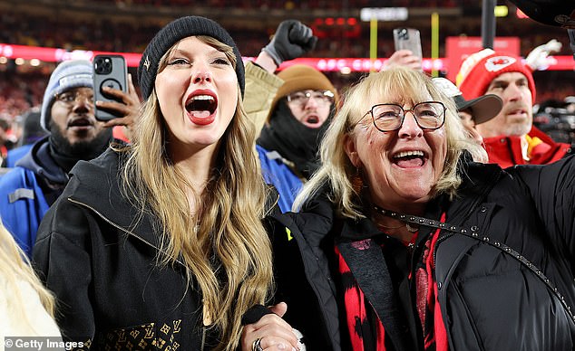 قالت دونا: «إنهم يعلمون أنني أستطيع الحفاظ على السر.» رؤية سويفت ودونا في عام 2025