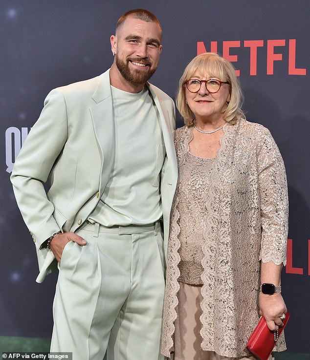 في مكان آخر من المقابلة، تطرقت دونا إلى ما تتوقعه من رقص والدتها وابنها مع كيلسي؛ شوهد كيلسي وأمي دونا في عام 2023