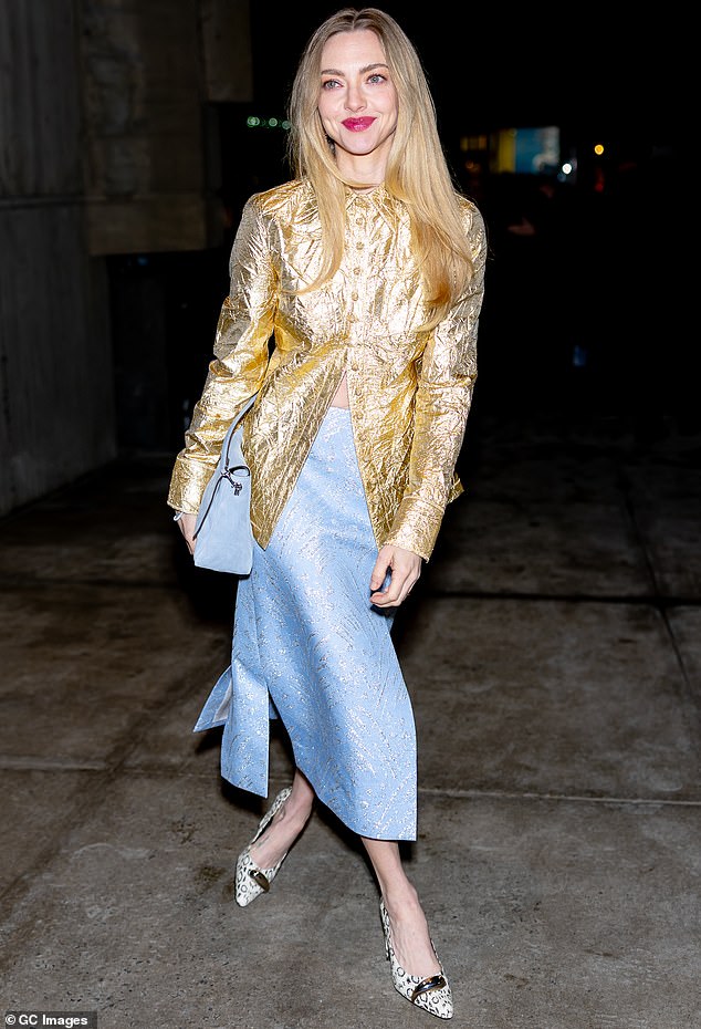 اختارت سيفريد سترة ذهبية لامعة تتلألأ تحت أضواء المدينة، مع ترك اثنين من الأزرار السفلية غير مفتوحة للإشارة إلى بطنها الأنيق