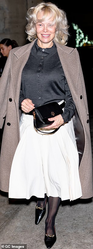 ترفرف خصلات أندرسون الذهبية مع نسيم المساء مؤطراً بشرة مشرقة أبرزتها بمكياج جذاب