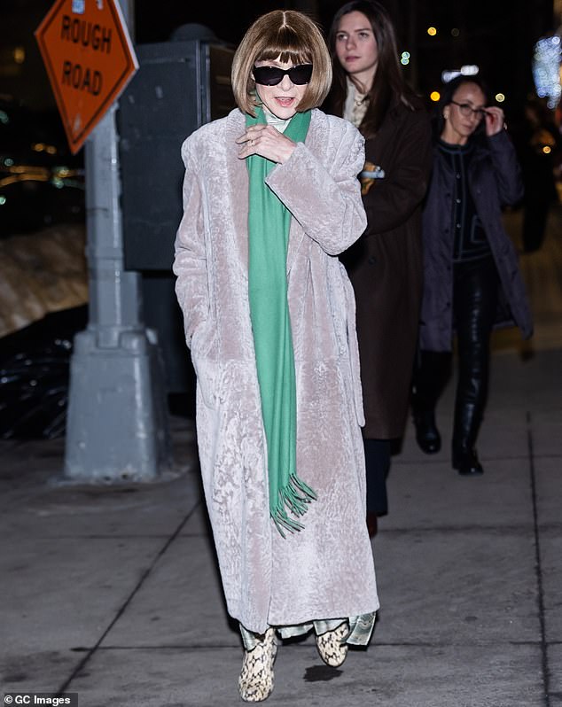 في هذه الأثناء، ارتدت آنا وينتور قصتها المميزة من الستينيات، بالإضافة إلى النظارات الشمسية التي وصفتها في الماضي بأنها 