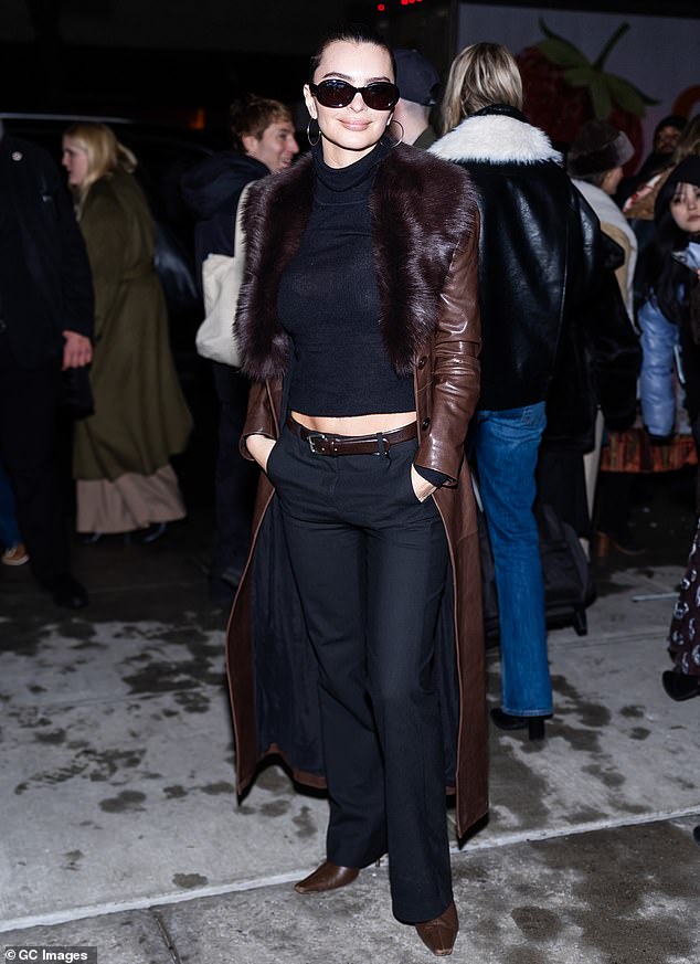 كانت إميلي راتاجكوفسكي هي صورة بريق عالي الأوكتان في معطف جلدي طويل مزين بالفراء، وزوج ضخم من النظارات الشمسية بعد حلول الظلام، وياقة عالية قصيرة سوداء مشدودة