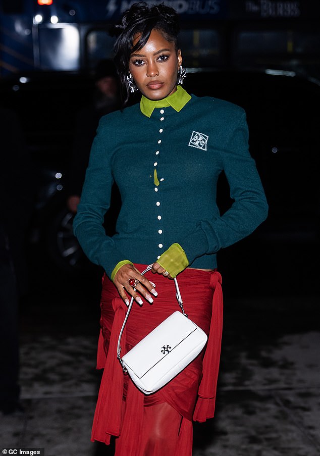 ومن بين الأسماء الجريئة التي حضرت الحفل كانت سيارا ميلر، التي ارتدت حقيبتها من Tory Burch مع سترة من العلامة التجارية نفسها، بأزرار فوق بلوزة باللون الأخضر الليموني.