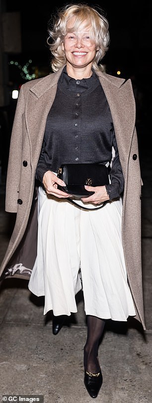 قادت باميلا أندرسون موكبًا من الأسماء الجريئة التي توافدت على دار سوثبي للمزادات يوم الجمعة لحضور عرض أزياء توري بورش في أسبوع الموضة في نيويورك