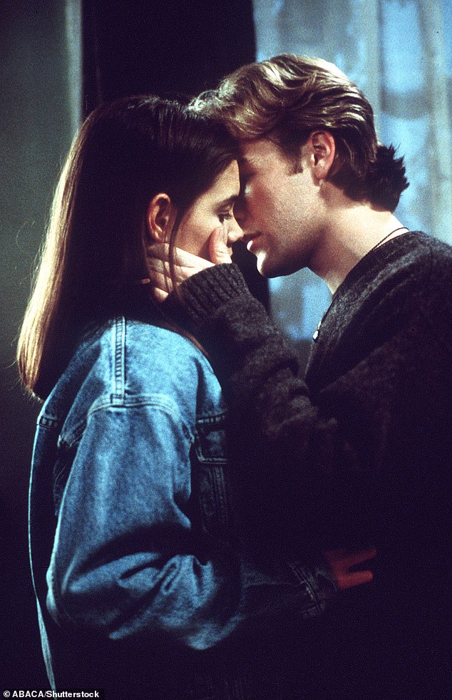 لعبت كاتي دور جوي بوتر في مسلسل المراهقين المحبوب، والذي شكلت علاقة الحب المتقطعة مع شخصية جيمس داوسون قوس القصة المركزي للمسلسل الذي يستمر لخمس سنوات.