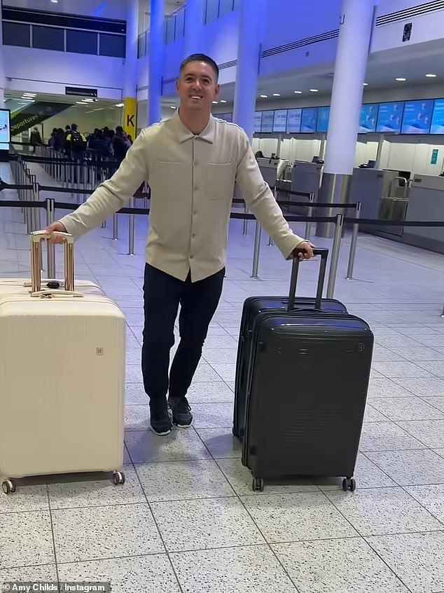 وشاركت مقطع فيديو لهم وهم يسيرون في المطار، وكتبت: 