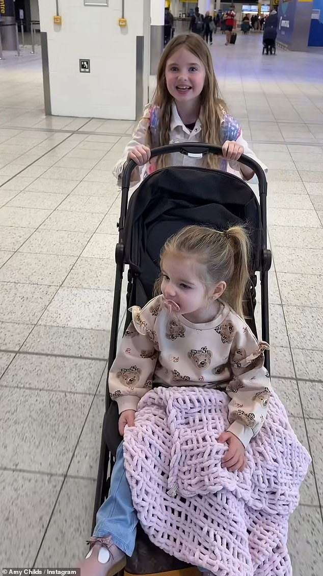 وانضم إلى إيمي خطيبها بيلي ديلبوسك، وتوأمهما بيلي وميلي، عامين، وابنها ريتشي، سبعة أعوام، وابنتها بولي.