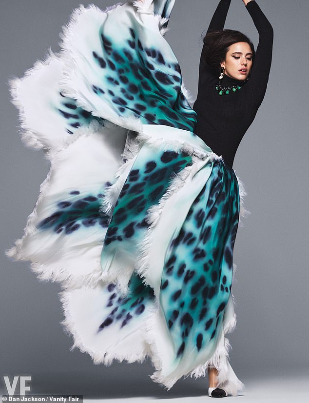 بدت تخطف الأنفاس في تنورة مثيرة