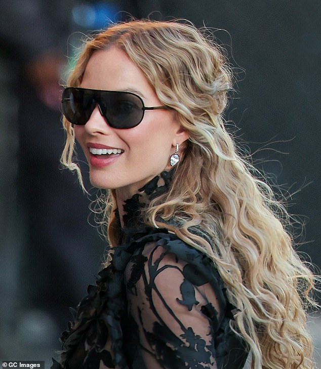 ارتدت أقراط دائرية من الألماس على شكل كمثرى مع قطعتين من الألماس على شكل كمثرى عيار 7.50 قيراط