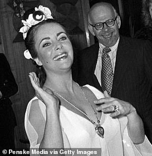 في الصورة قلادة إليزابيث تايلور 