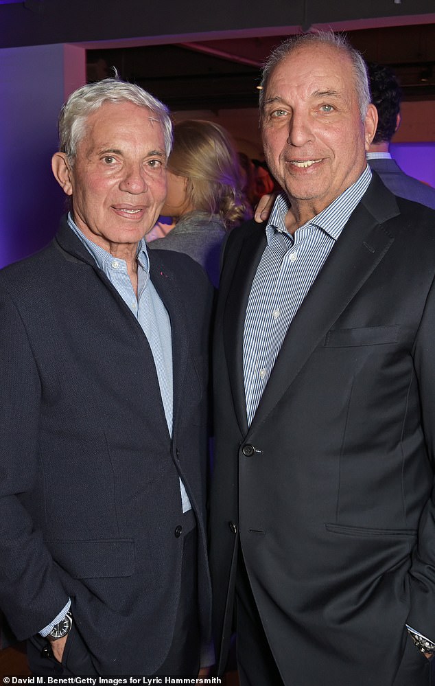 بعد ثلاث سنوات، باعت شركة Keyway Pride التابعة للمجرم البالغ من العمر 56 عامًا العقار المكون من سبع غرف نوم للأخوين العقاريين ديفيد روبن وسيمون روبن (في الصورة في عام 2015) في صفقة تطلبت دفعات شهرية بقيمة 67000 دولار.