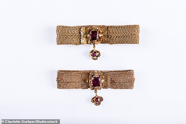 الحقيقية والمقلدة بجانب بعضها البعض