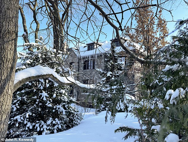 يقع العقار الذي تبلغ مساحته 4965 قدمًا مربعًا – والذي يبلغ عمره 100 عام تقريبًا – على قطعة أرض مساحتها 13672 قدمًا مربعًا في ظل جبل رويال