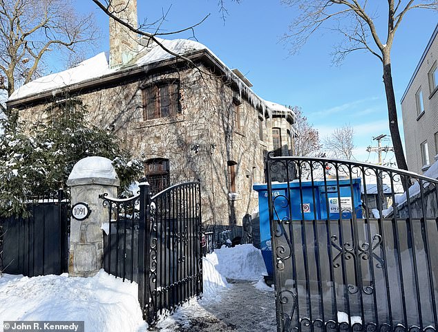 يتميز المنزل المسور بأشجار ناضجة وسياج معدني وإمكانية الوصول إلى الشارع المزدوج