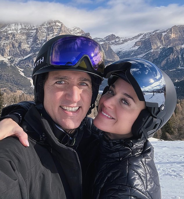 وشوهد ترودو وهو يصطحب صديقته كاتي بيري لتناول الغداء على بعد خطوات فقط من منزله الذي اشتراه حديثًا في مونتريال هذا الأسبوع، حسبما كشفت صحيفة ديلي ميل.