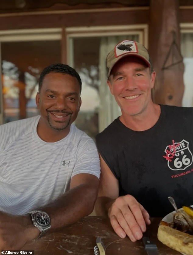 بعد ساعات قليلة من إعلان وفاة فان دير بيك، شارك ريبيرو صورة أخرى مؤثرة للصديقين، وهما يجلسان هذه المرة جنبًا إلى جنب في الخارج، ويبدو فان دير بيك بصحة جيدة وحيوية.