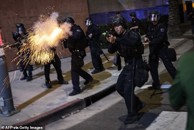 صورة لضابط شرطة لوس أنجلوس وهو يطلق ذخيرة غير فتاكة خلال احتجاج مناهض لـ ICE الشهر الماضي