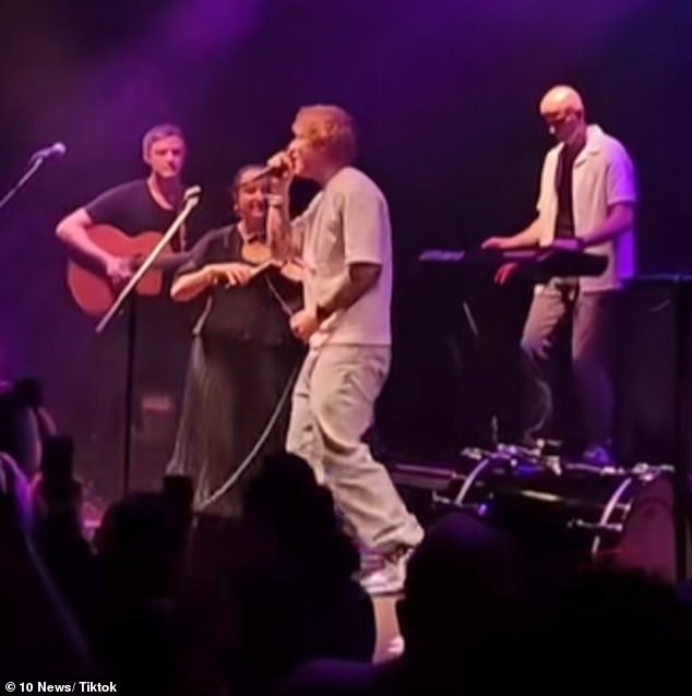 اعتلى صانع الأغاني البالغ من العمر 35 عامًا المسرح جنبًا إلى جنب مع المجموعة الأيرلندية Beoga، حيث قامت الفرقة بظهور عرضها الرئيسي في Paddington RSL (في الصورة)