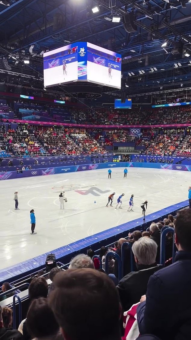 وصورت ماريسا أيضًا مرة واحدة داخل المنطقة، التي تضم حلبة ضخمة للتزلج على الجليد، حيث كان المتزلجون السريعون يتنافسون على المجد الأولمبي