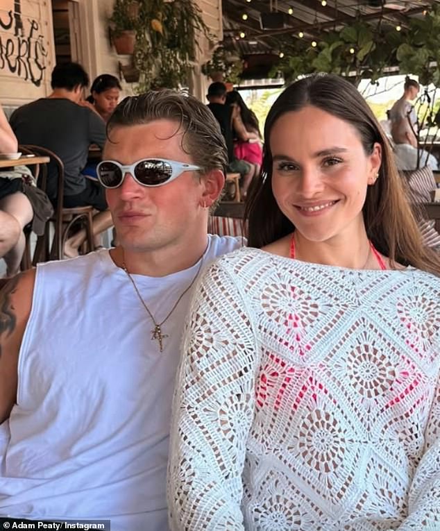 واصلت هولي وآدم الاستمتاع بأشعة الشمس حيث شاركا آخر لمحة عن شهر العسل في أستراليا قبل التوجه إلى سنغافورة