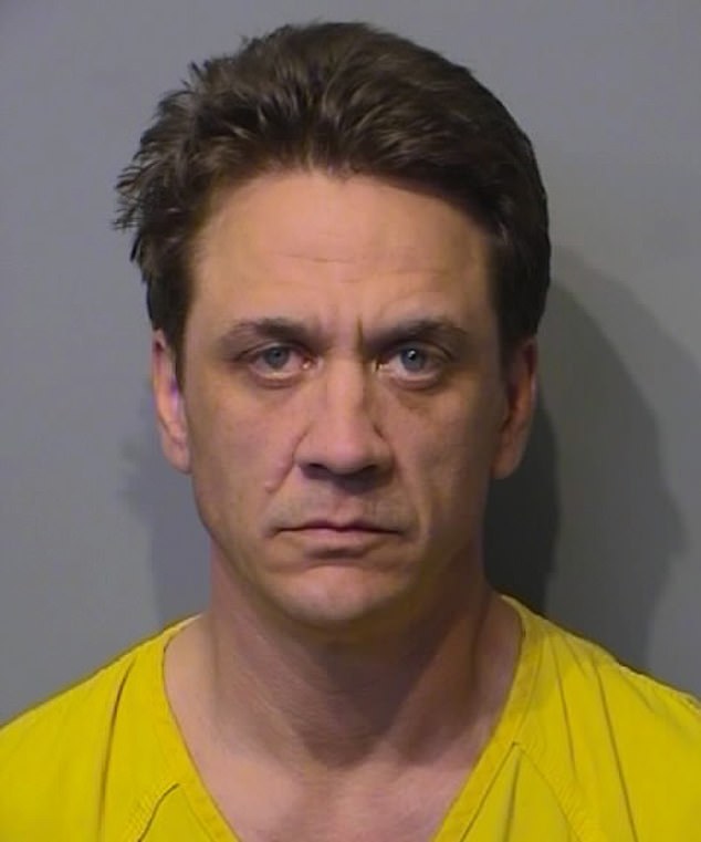 عم سيدني، روب، الذي تظل قريبة منه، لديه العديد من الإدانات بجرائم الاحتيال والمخدرات والسرقة، وقد دخل السجن وخرج منه