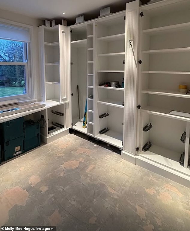 ستشمل المساحة المكتملة طاولة زينة كبيرة ومرآة كاملة الطول والعديد من الأرفف وقضبان مغلقة جزئيًا وإضاءة أنيقة، مما يمنحها مظهر متجر الملابس البوتيكي