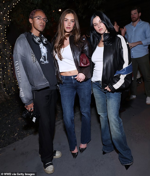 كارانيكولاو، الوسط، وفيارويل، أقصى اليمين، مع ضيف آخر من نامياس × ماكسفيلد، أقصى اليسار