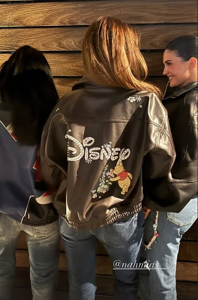 شوهدت جينر في أقصى اليمين في الملف الشخصي بينما أدار أصدقاؤها ظهورهم للكاميرا