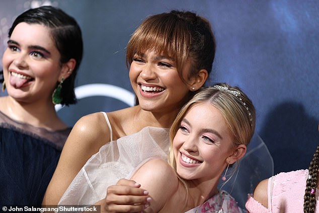 سويني (يمين) في الصورة مع عضوتي فريق Euphoria باربي فيريرا (يسار) وزندايا (في الوسط)