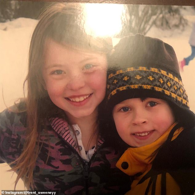 سويني في سنوات شبابها مع شقيقها الصغير ترينت