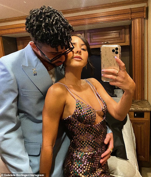 بدأ Bad Bunny بمواعدة مصمم المجوهرات البورتوريكي البالغ من العمر 32 عامًا في عام 2017، ثم انفصلا في نهاية المطاف في عام 2022، أي قبل عام من بدء علاقته الرومانسية رفيعة المستوى مع كيندال جينر.