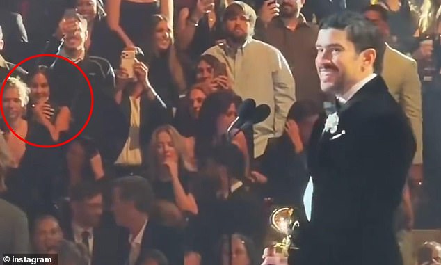 سرعان ما اكتشف المعجبون وجهًا مألوفًا من ماضيه بين الجمهور بينما كان بينيتو يستلم جائزته على المسرح