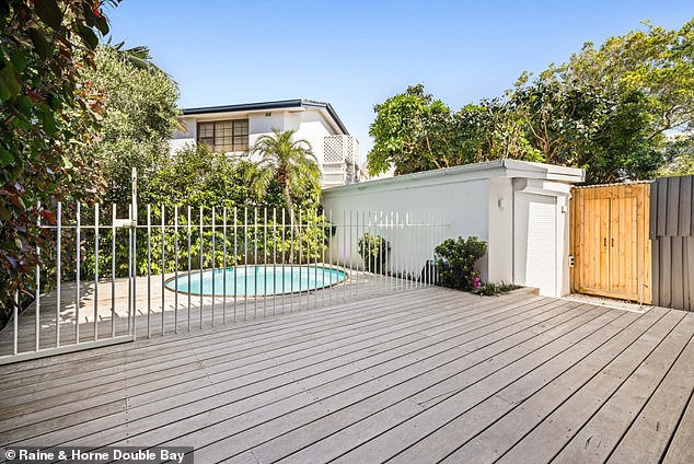 أفاد المنشور أن جاستن وبروك في خضم إعادة بناء المنزل المجاور الذي اشتراه في عام 2023 مقابل 14.2 مليون دولار. وفي الوقت نفسه، كان من المقرر تسليم العقار المعروض للبيع إلى عائلة Norris Nuts الستة، ولكن يقال إنهم انتقلوا إلى عقار استثماري آخر في North Bondi