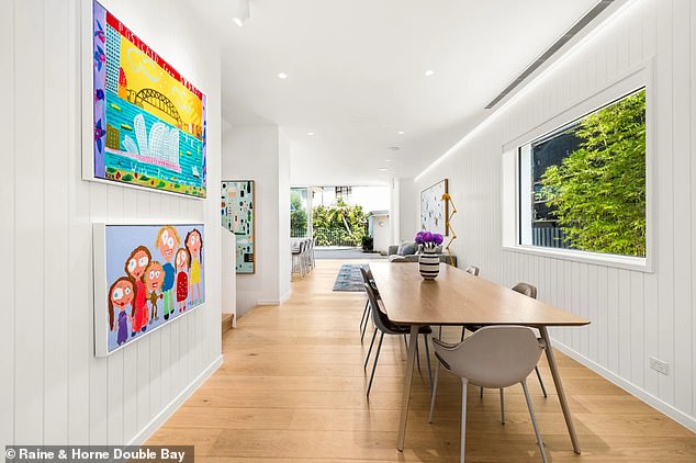 يتميز المنزل أيضًا بأرضيات من خشب البلوط الأوروبي وأسقف عالية في جميع الأنحاء، فضلاً عن حمامات فسيفسائية أنيقة مع أرضيات مدفأة وقضبان للمناشف