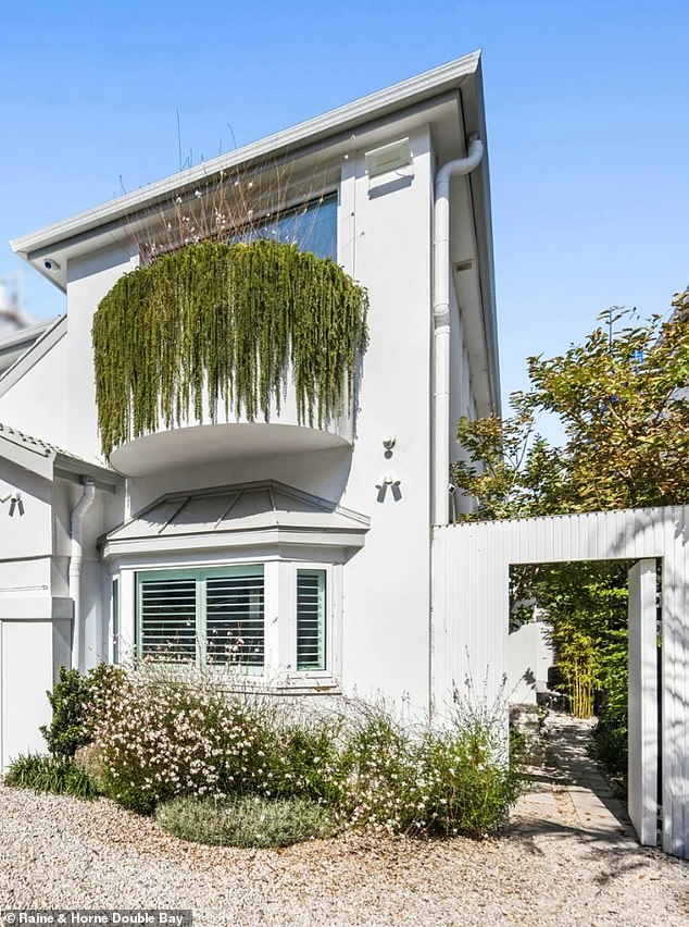 يوفر المنزل الفسيح إطلالات شاملة ومرتفعة على شاطئ بوندي، مما يحقق أقصى استفادة من الساحل الهادئ