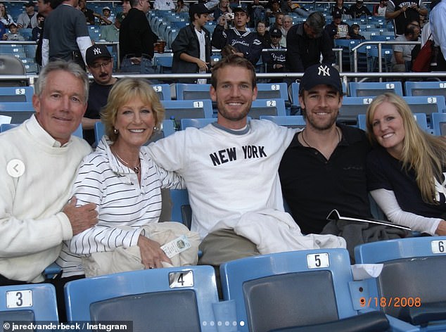 عائلة مكونة من خمسة أفراد في صورة مؤرخة عام 2008