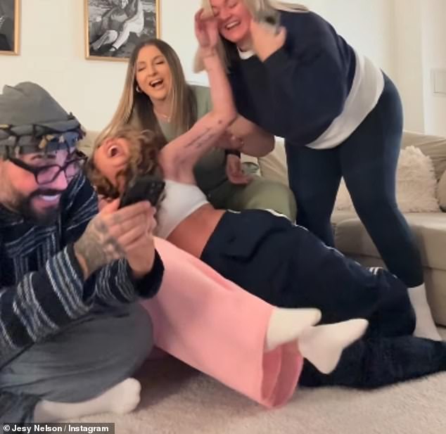 شاركت النجمة على إنستغرام مقطعًا لها مع مجموعة من الأصدقاء وهم يشاهدون ارتفاع التوقيعات، قبل أن يصل أخيرًا إلى 100000، حيث انفجروا في الهتافات والدموع.